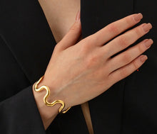 Cargar imagen en el visor de la galería, Curvy Bangle
