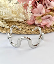 Cargar imagen en el visor de la galería, Curvy Bangle
