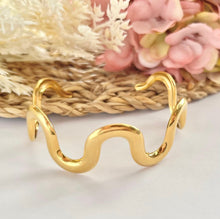 Cargar imagen en el visor de la galería, Curvy Bangle
