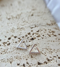 Cargar imagen en el visor de la galería, Triangle Earrings
