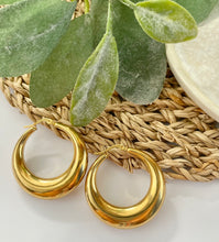 Cargar imagen en el visor de la galería, Round Hoop Earrings
